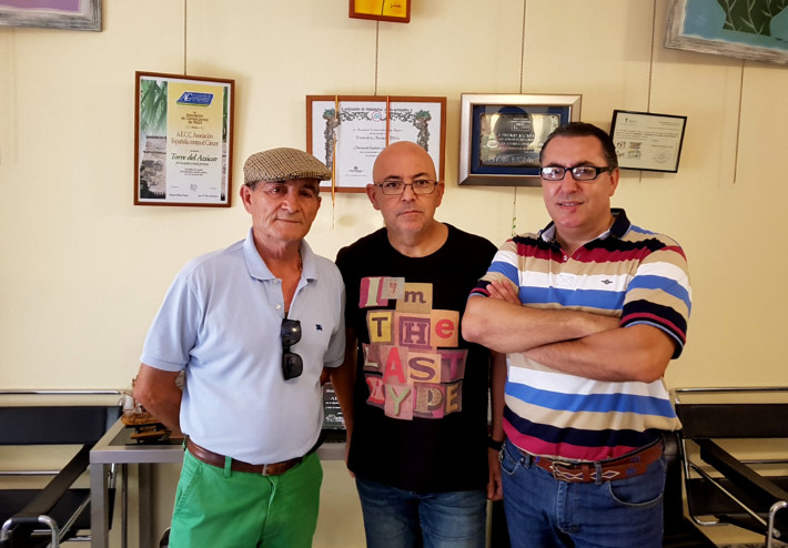 La Pea Flamenca 'Ciudad de Motril' entrega 600 euros a la AECC